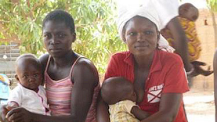 Young mothers with their babies which either have been forced into marriage or have been sexually abused recover physically and mentally in the outpost of our partner Keoogo and receive vocational training in order to become economically independent.