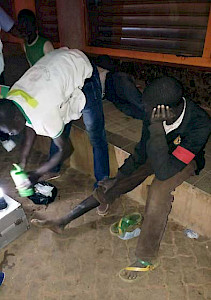Burkina Faso, Ouagadougou - Medical care: treating the wounds of streetchildren in the streets of Ouagadougou by our partner organization "Keoogo"