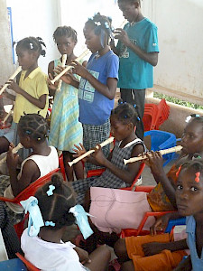 HaÏti 2010 - Keeping children busy after the big destructive earthquake with magnitude 7.0